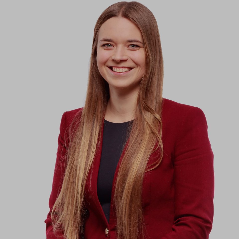 Portrait von Sabrina Jochum im roten Blazer